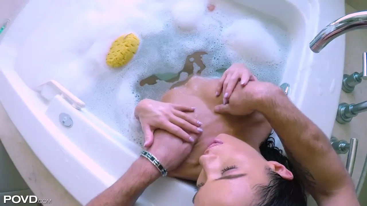 Tattooed dude getting a blowjob from a teen in a bathtub - HDTEEN.PORN